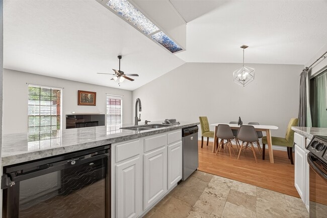 Building Photo - 2211 S Kirkwood Rd