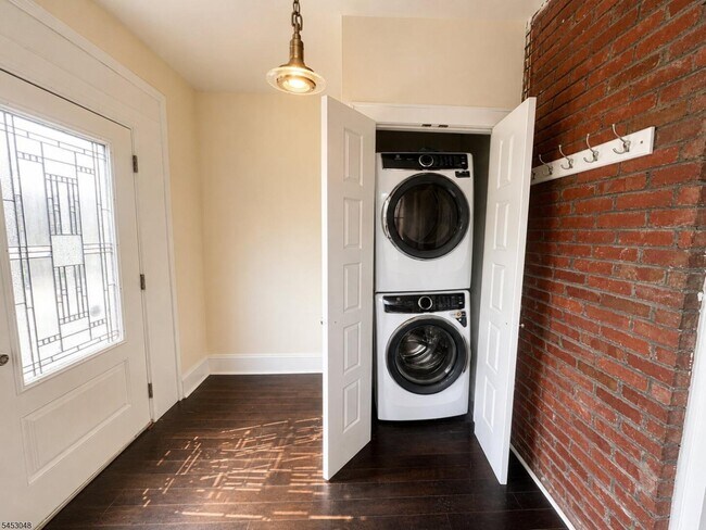 Building Photo - 2 Cloverhill Pl