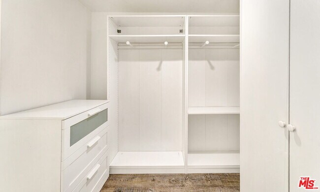 Building Photo - 10982 Roebling Ave