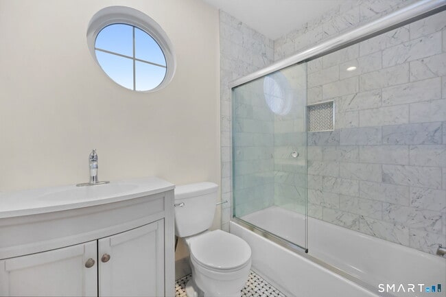 Building Photo - 132 Hope St