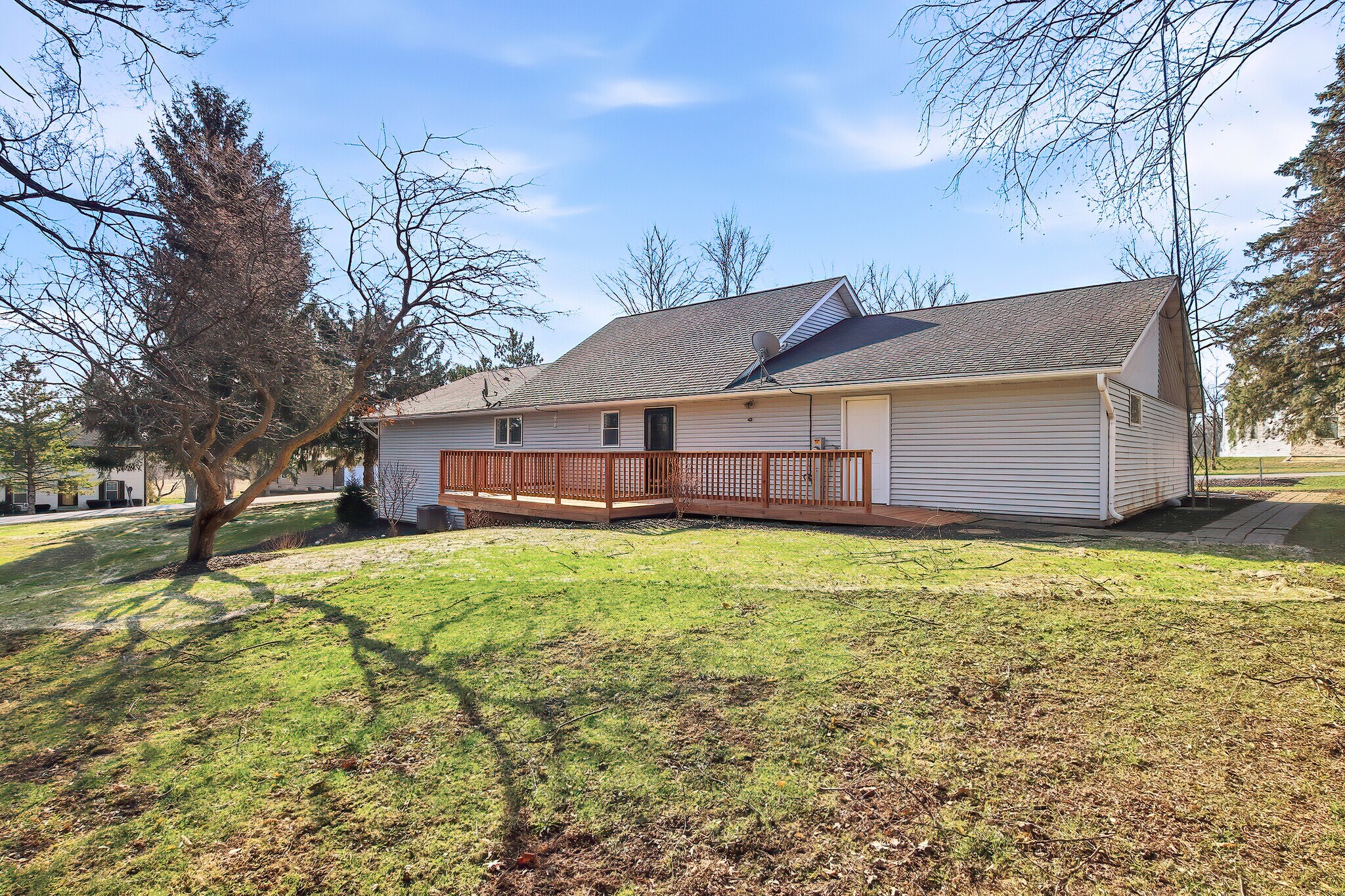 Building Photo - 6582 Lakeside Rd