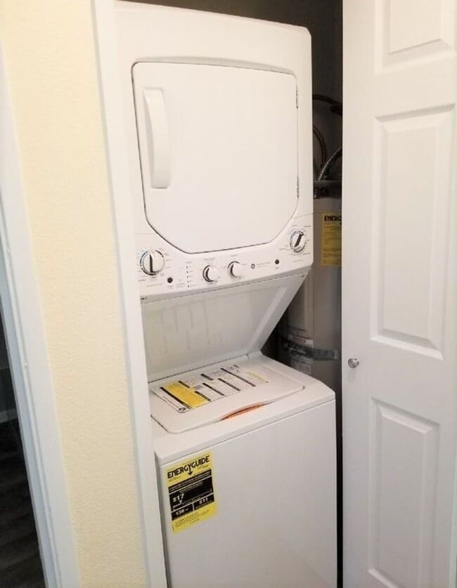 Building Photo - Updated 2 Bed Condo in Prime Location!