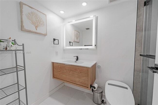 Building Photo - 7601 E Treasure Dr