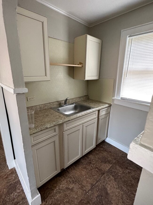 Building Photo - Highland - 1 bed 1 Bath - Freshly Painted