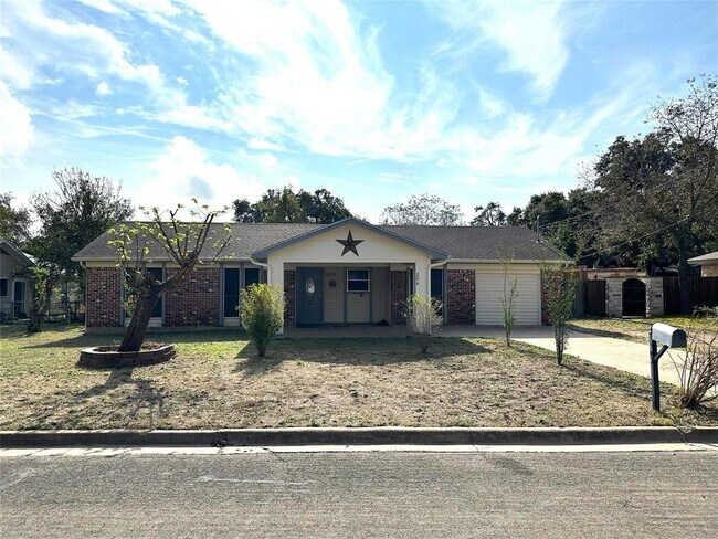 Primary Photo - 204 Thompson St