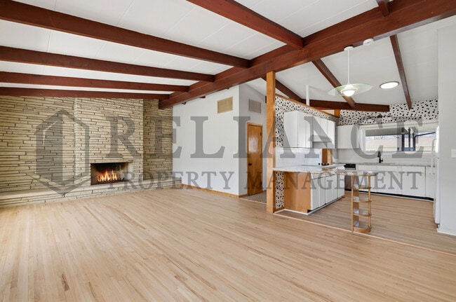 Building Photo - 2541 W Benjamin Dr