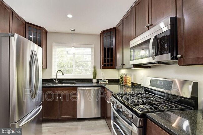 Building Photo - 4113 S Four Mile Run Dr