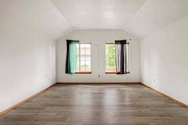 Building Photo - 3BR/2.5BA Two-Story Home in Bethany/NW Portland — Expansive Backyard Deck, Fully Fenced Yard & 2-...