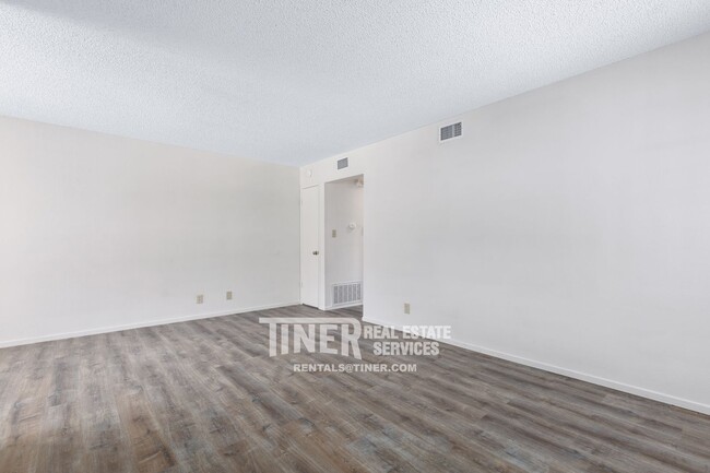Building Photo - 10799 Coloma Rd