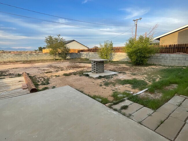 Building Photo - 3+2 READY NOW! $1,495.00