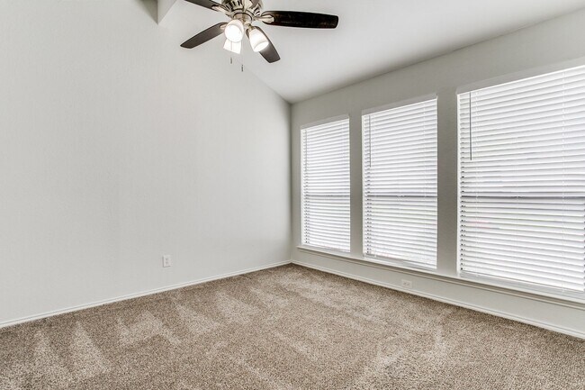 Building Photo - 2805 Meadow Park Dr