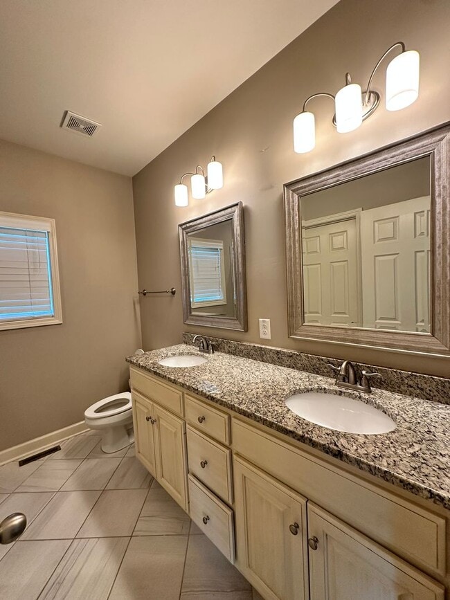 Building Photo - Stunning 3 Bedroom 2 Bath House