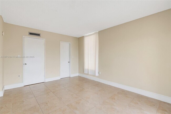 Building Photo - 9682 Fontainebleau Blvd