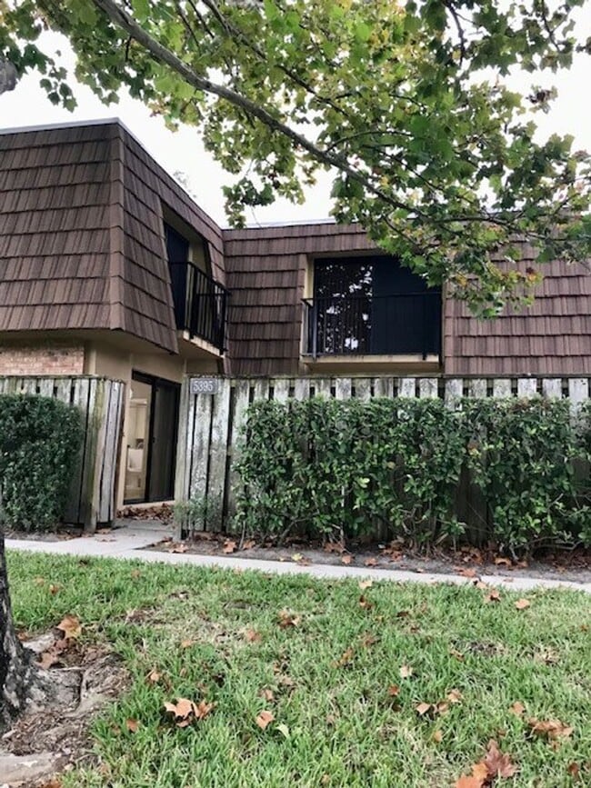 Building Photo - 2/2.5 in the lovely, cozy community of Middlebrook Pines!