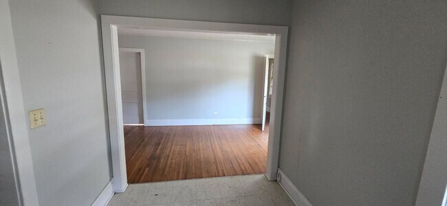 Building Photo - 3Bed/1 Bath House