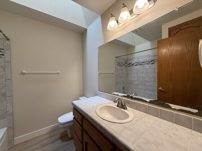 Building Photo - 1609 W 8th Ave