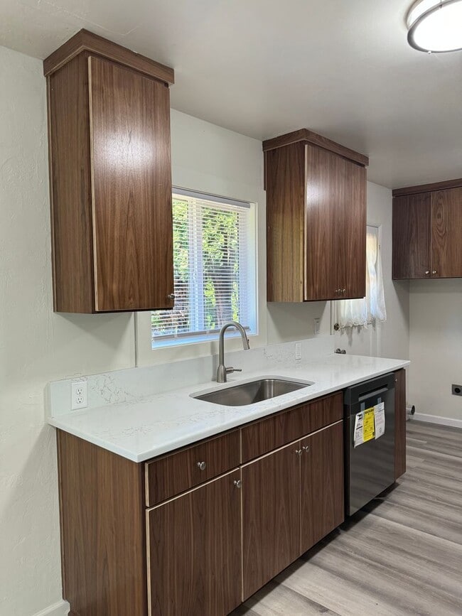 Building Photo - Fully updated 2 bed 1 bath single story duplex in a great location!