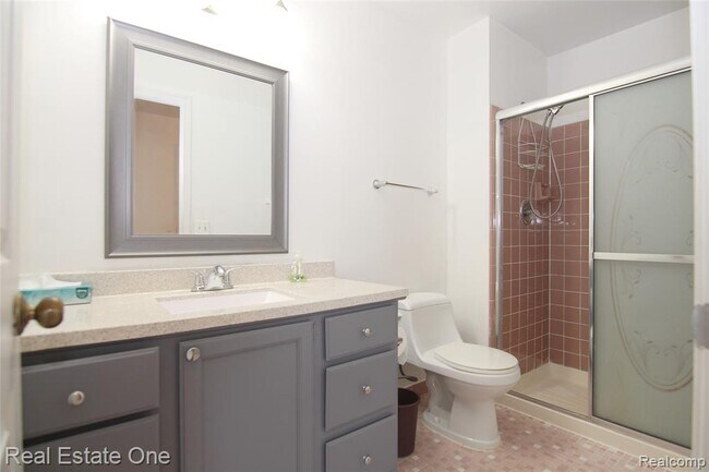 Building Photo - 5590 Greenbriar Dr