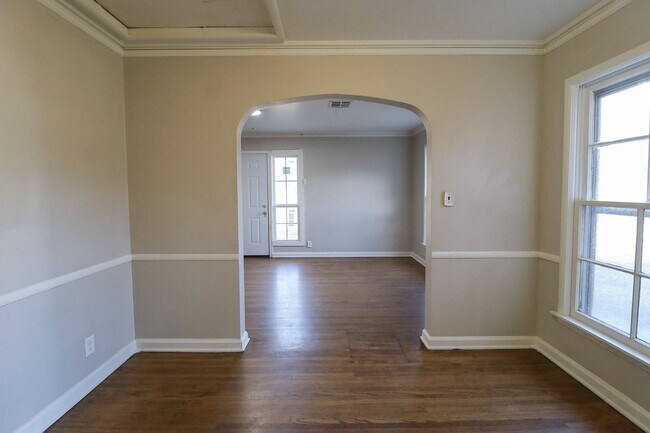 Building Photo - Section 8 Welcome! 2/1 Ready for Immediate Move In!!