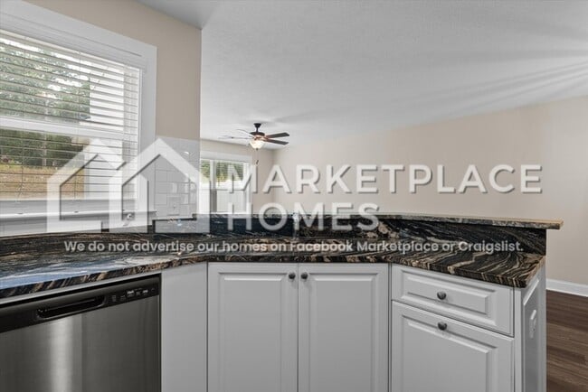 Building Photo - 700 Chatsworth Wy