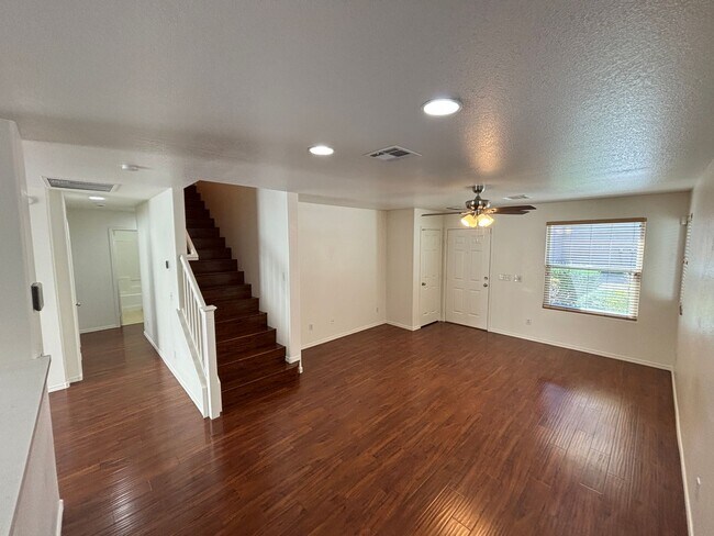 Building Photo - Beautiful 5Bed/2.5Bath/2Car home located near Seven Hills