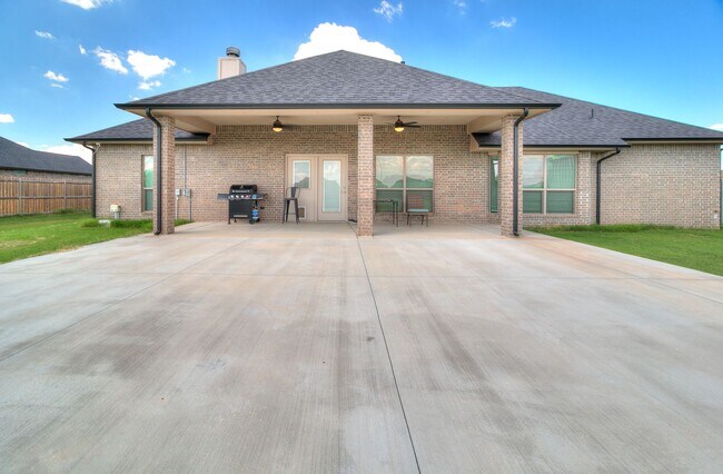 Building Photo - 3 Bed, 2 Bath Home with Bonus Office and  ...