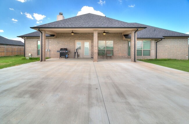 Building Photo - 3 Bed, 2 Bath Home with Bonus Office and  Huge Workshop