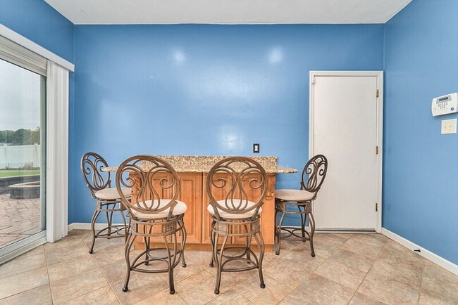 Building Photo - 625 Creekwood Dr