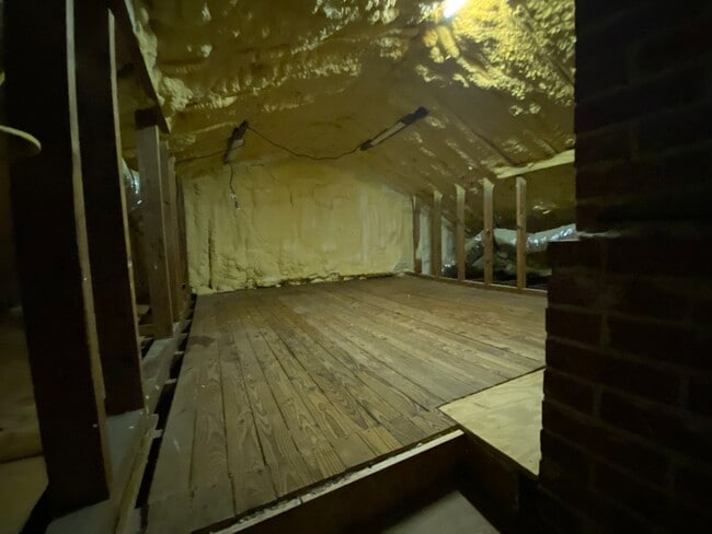 Building Photo - Amazing Brick 3 bedroom 2 bathroom rental ...