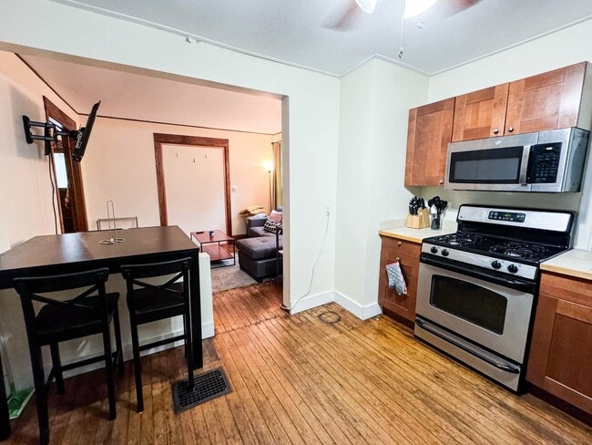 Building Photo - 128 Blair St