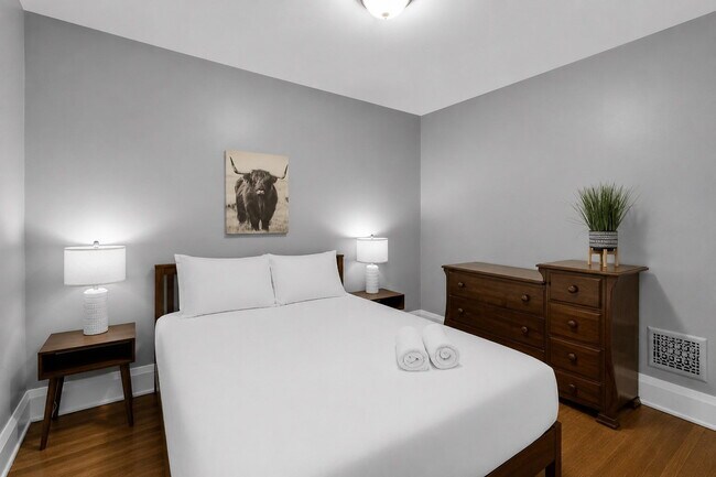Building Photo - Furnished 3-Bedroom, 2-Bath Upper Unit in North Buffalo