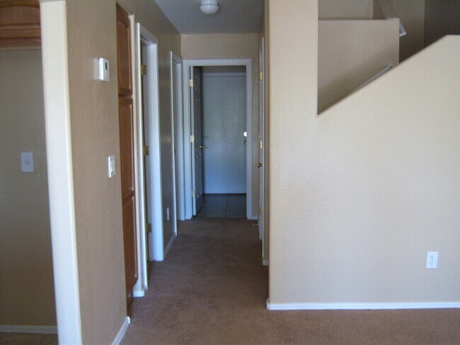 Building Photo - GREAT 4BEDROOM/3BATH HOME WITH ALL THAT YO...