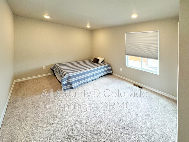 Building Photo - 5975 Mumford Dr.