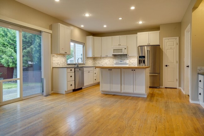 Building Photo - Lakeland Hills 2 Story