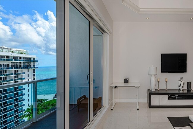 Building Photo - 2301 Collins Ave