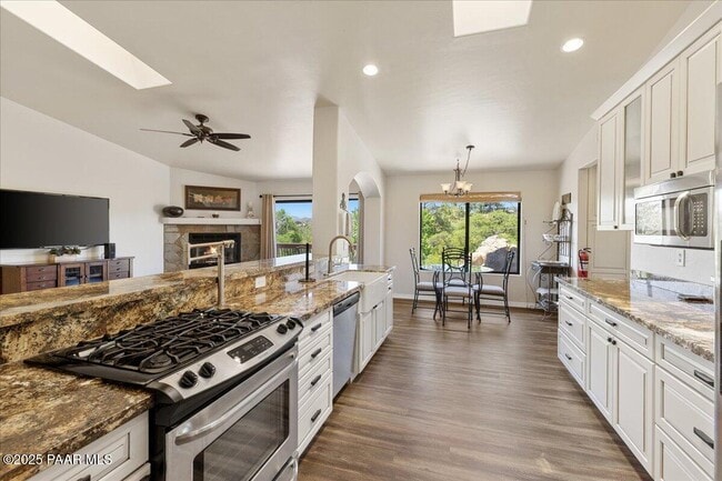 Building Photo - 1844 Foothill Dr