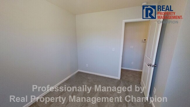 Building Photo - Adorable 3 BD 1.5 BA Home on Corner Lot with Fenced Back Yard