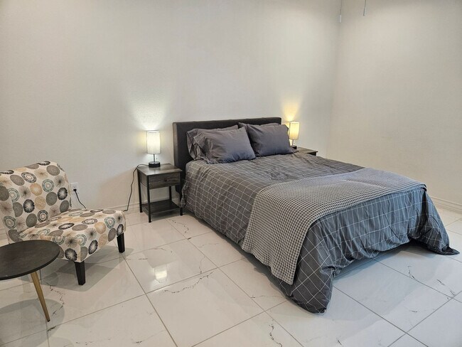 Building Photo - 702 5th St