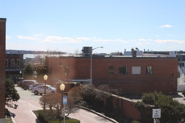 Building Photo - 96 Middle St