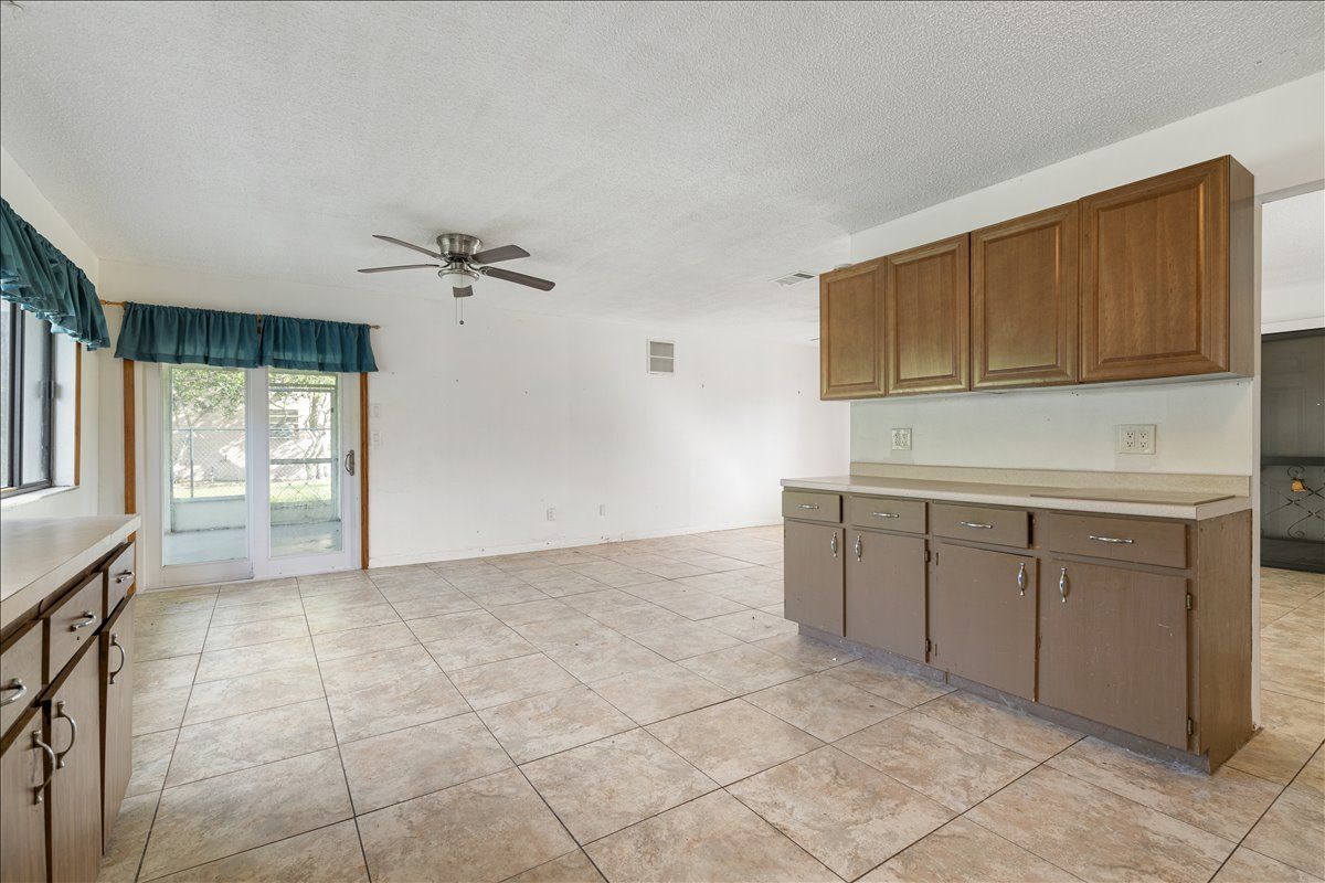 Building Photo - 1433 SE North Balcourt Ct