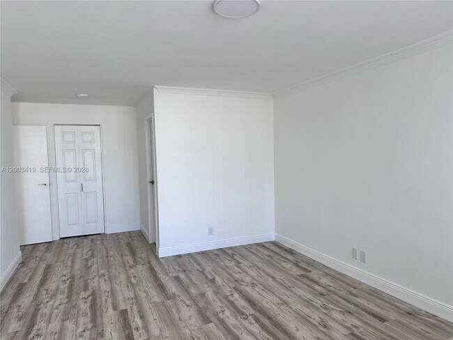 Building Photo - 800 Parkview Dr