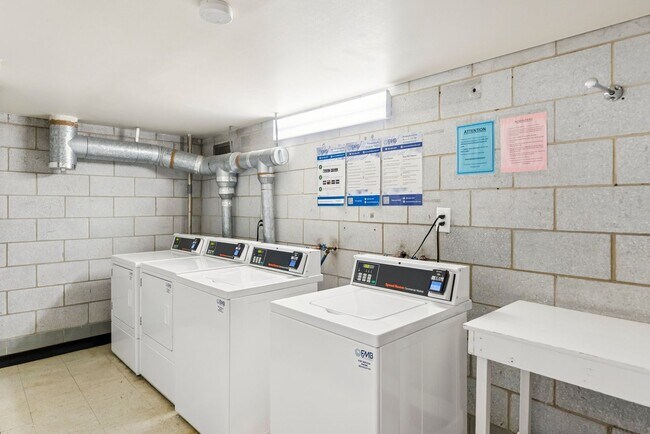 Building Photo - Incredible 2-Bedroom & 2-Bathroom in Pentagon City!