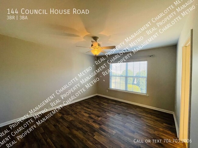Building Photo - Beautiful Townhome in Catawba Village