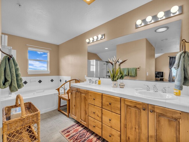 Building Photo - End-Unit Townhome in Cove Canyon