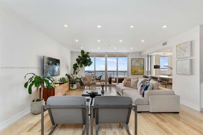 Building Photo - 808 Brickell Key Dr