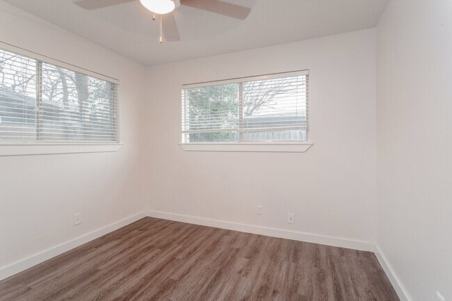 Building Photo - 1602 Parker Ln