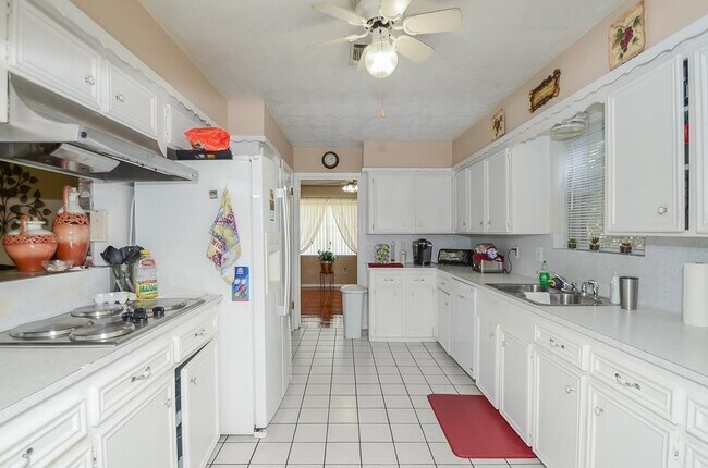 Building Photo - 9331 Meaux Dr