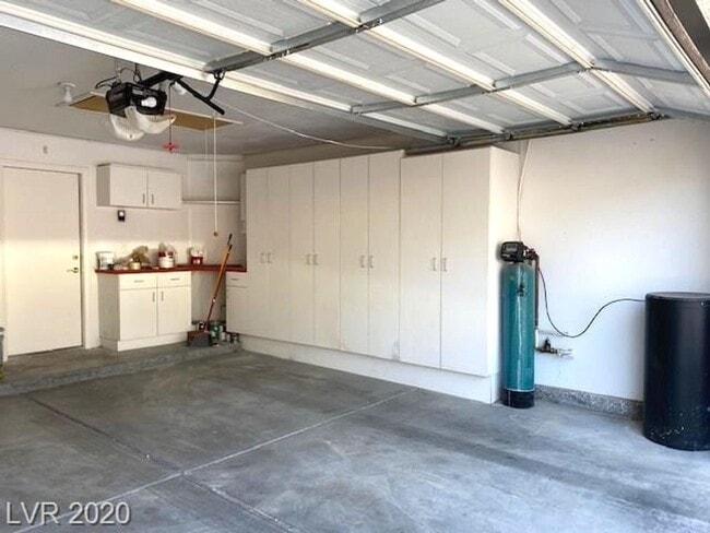 Building Photo - Gorgeous SW Las Vegas 3 beds, 2.5 baths. Luxury vinyl planks throughout.