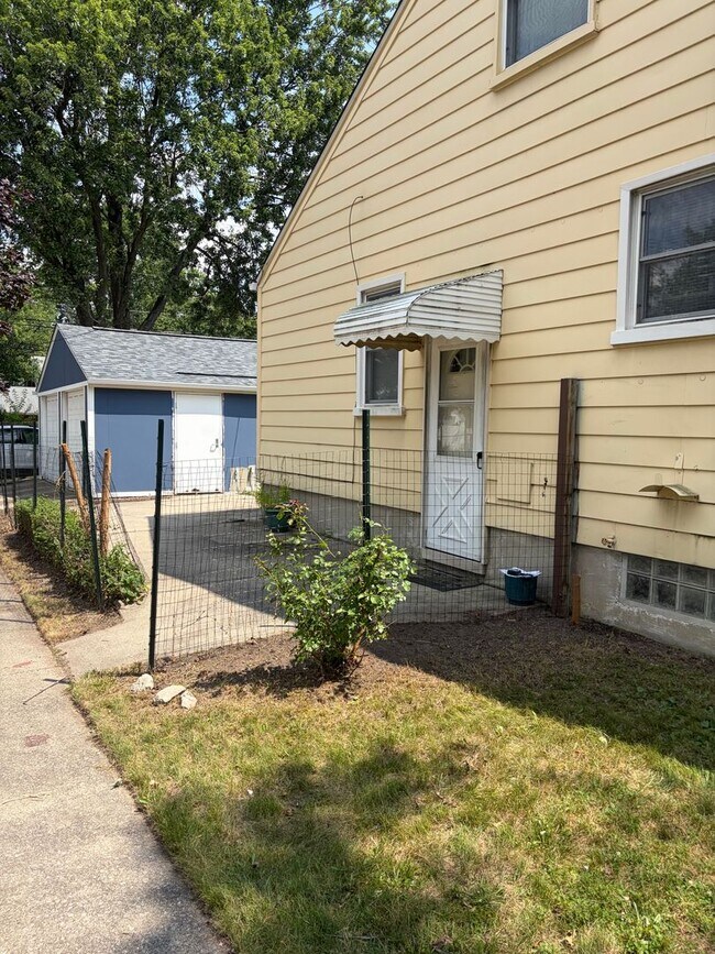 Building Photo - 3 bedroom, 2 bathroom bungalow with basement and 2 car garage on oversized lot