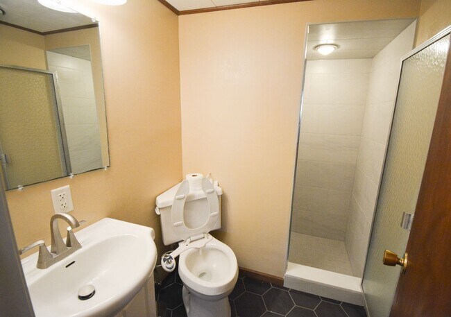 Building Photo - 3-Bedroom Home for Rent Near Broadway North